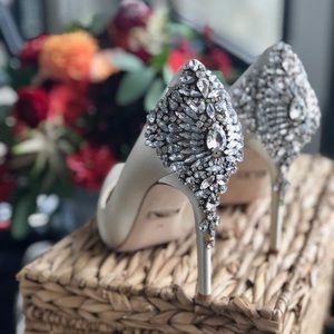 Badgley Mischka Gorgeous 7.5 ivory satin pumps
